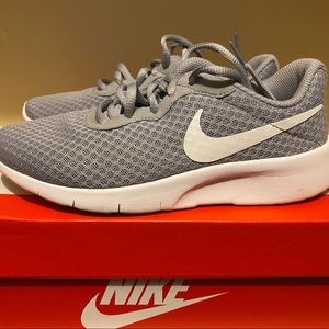 Nike tanjuns sz 4 youth